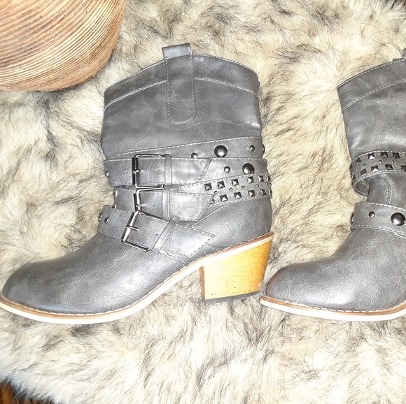 Shoes - Picture 2 of 4